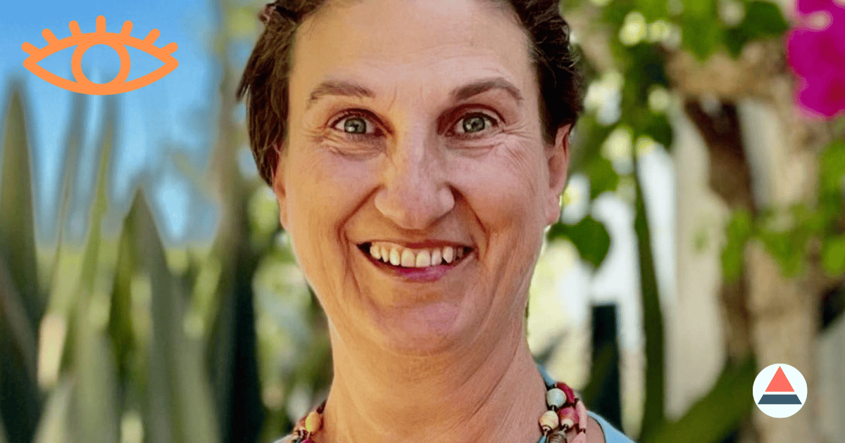 Auf diesem Bild sieht man Barbara Brucker lächelnd draußen vor grünem Hintergrund. Links davon ein Auge als Logo und rechts unten das runde Logo mit dem Dreieck darin von Sabine Piarry.